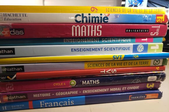 manuels-scolaires-e1756923025392.jpeg